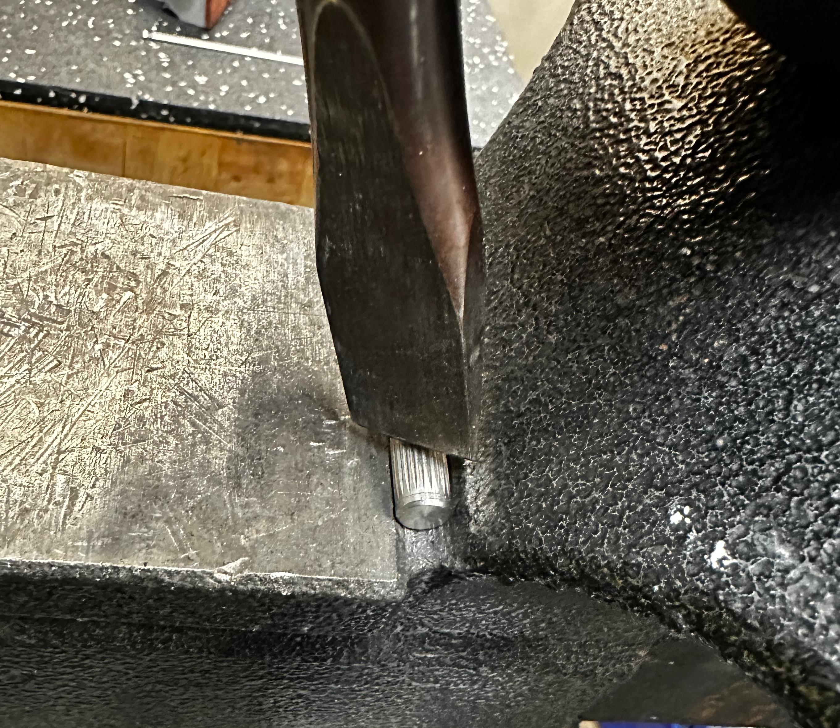 Holding the chisel to the knurling